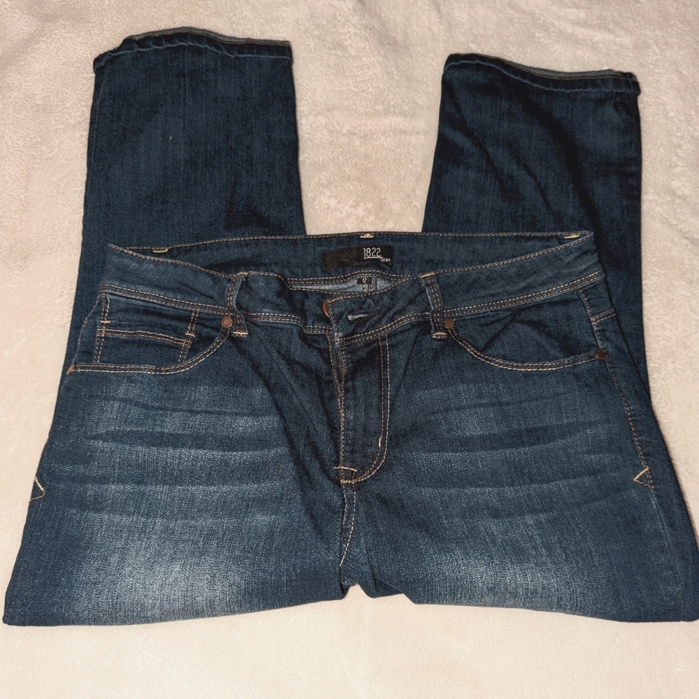 1822 cropped jeans size 12.. material is stretchy for comfort ..